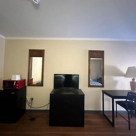 Loyalty Inn Рокингам Екстериор снимка
