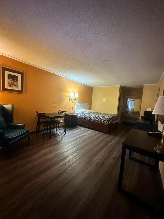 Loyalty Inn Рокингам Екстериор снимка