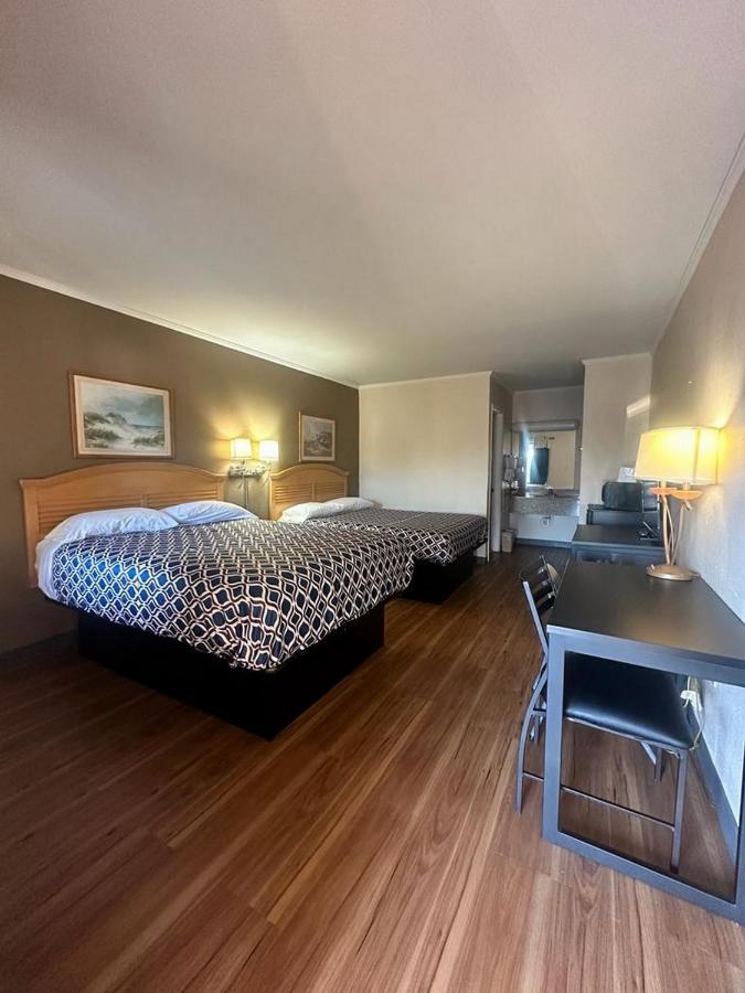 Loyalty Inn Рокингам Екстериор снимка