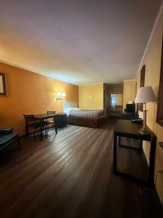 Loyalty Inn Рокингам Екстериор снимка
