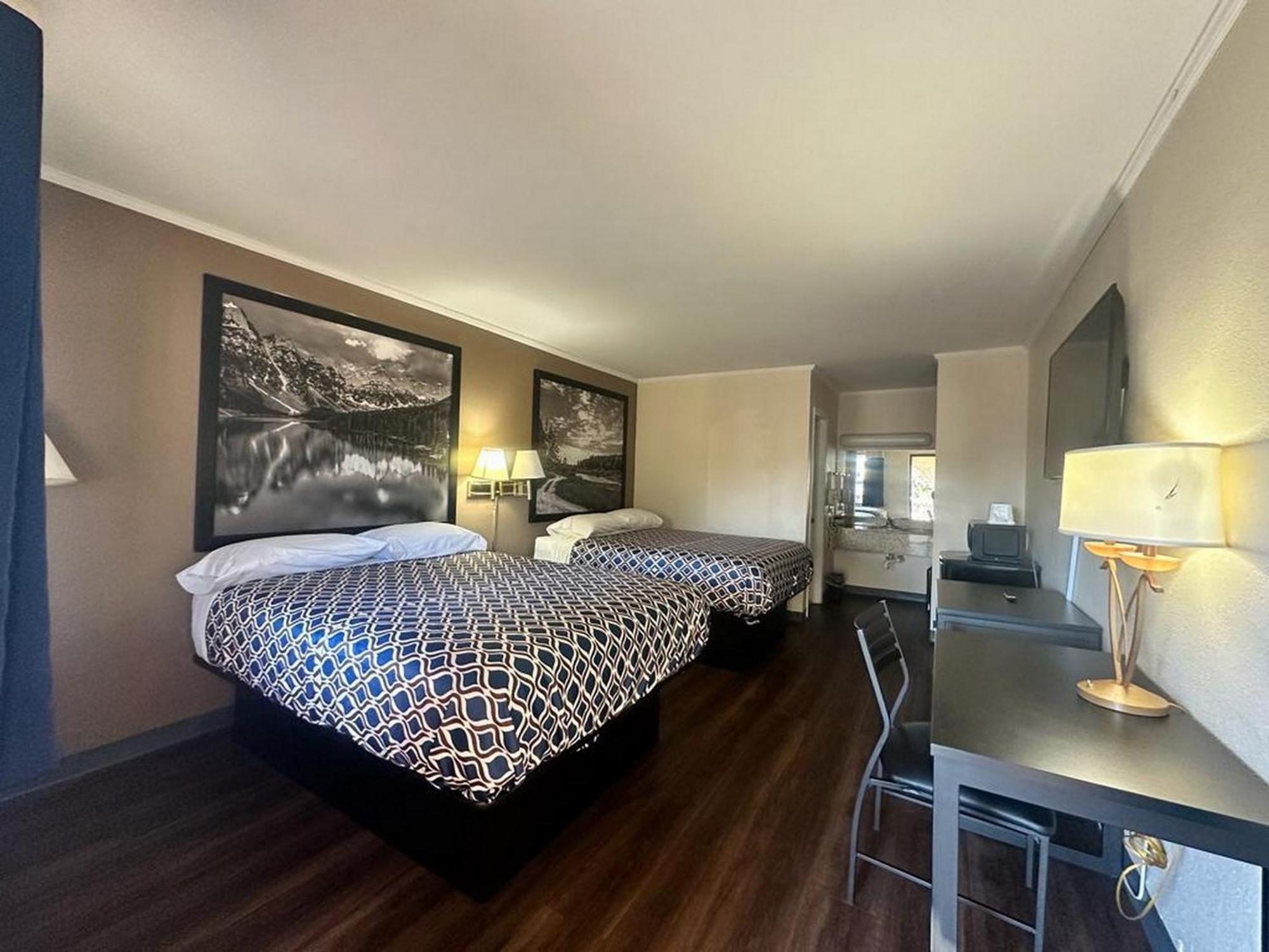 Loyalty Inn Рокингам Екстериор снимка