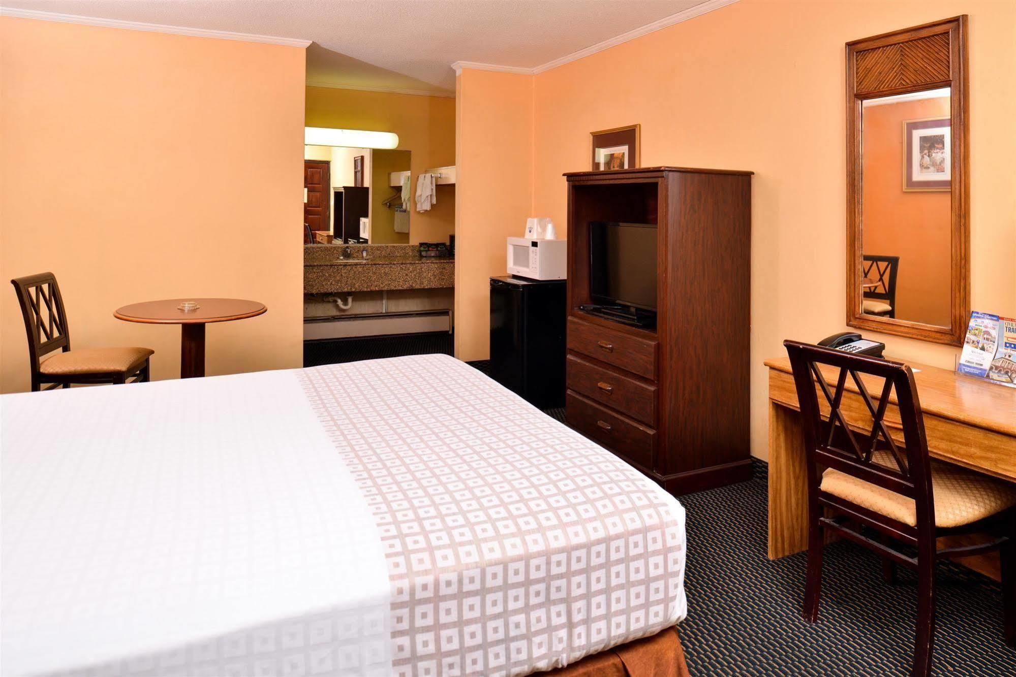 Loyalty Inn Рокингам Екстериор снимка