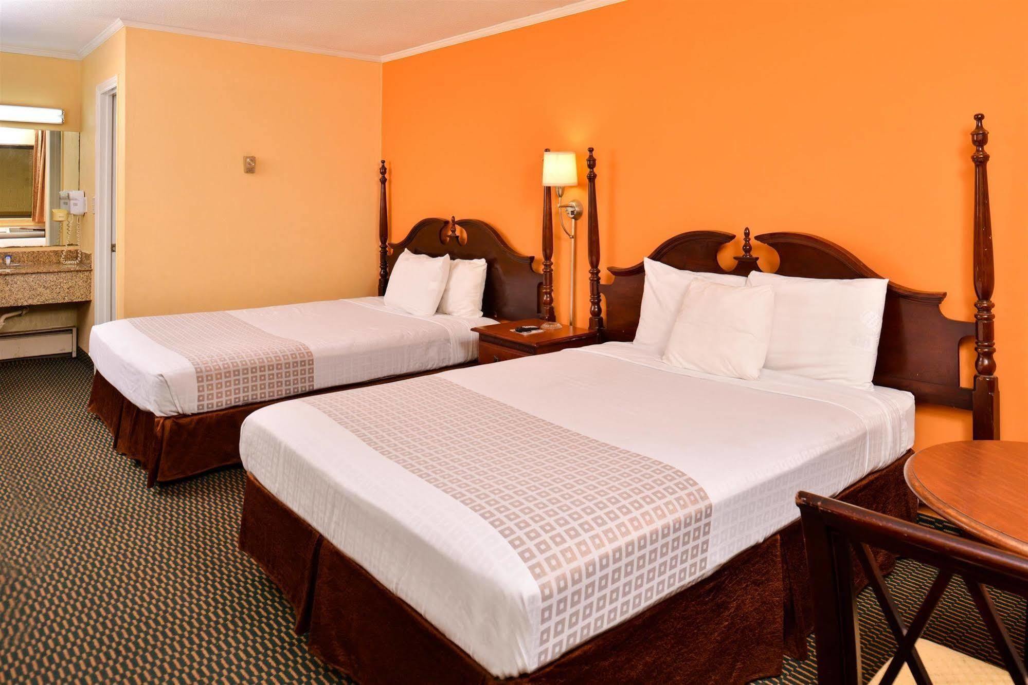 Loyalty Inn Рокингам Екстериор снимка