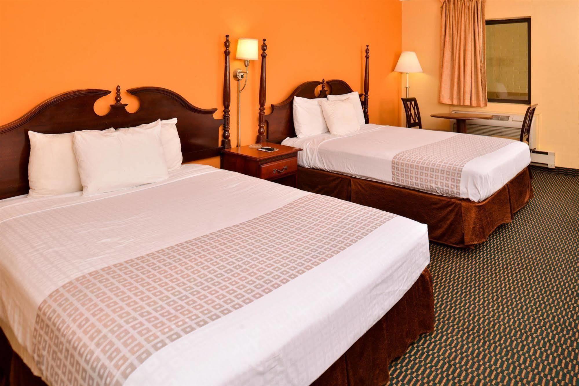 Loyalty Inn Рокингам Екстериор снимка